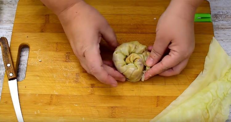 Ruloul rezultat este răsucit într-un melc.