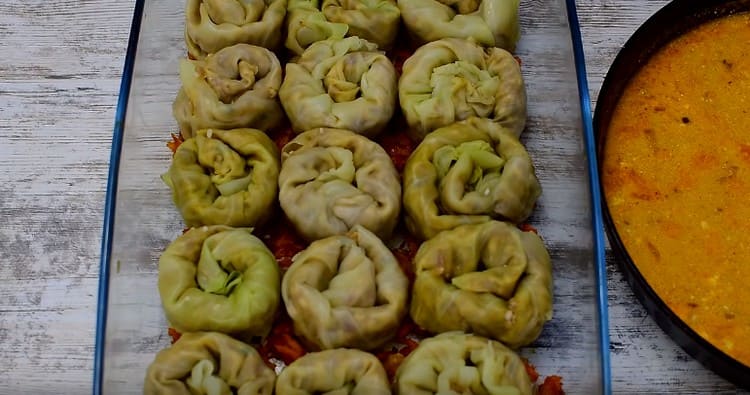 Răspândim rulourile de varză originale sub formă.