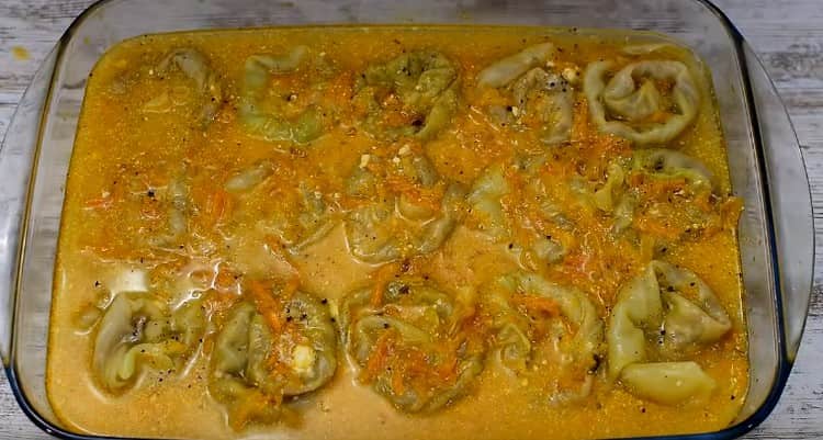 Toarnă sosul peste vas.