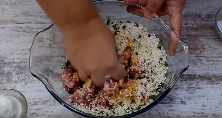 Amestecă bine umplutura pentru varză umplută.