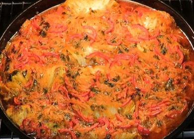 Gătim rulouri delicioase de varză la cuptor pe o foaie de copt conform unei rețete pas cu pas cu o fotografie.