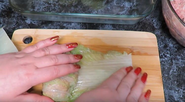 Întindem frunza de varză pe tablă.