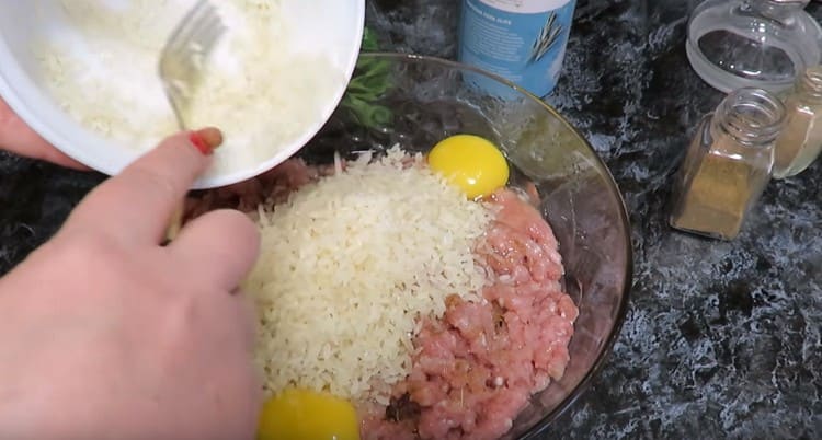 Adăugați orez spălat.