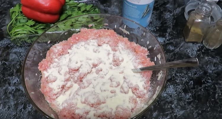 Dacă umplutura este prea lichidă, puteți adăuga puțin semolă la ea.