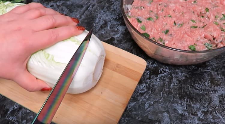 Cu un cap de varză chinezească tăiem partea brută.