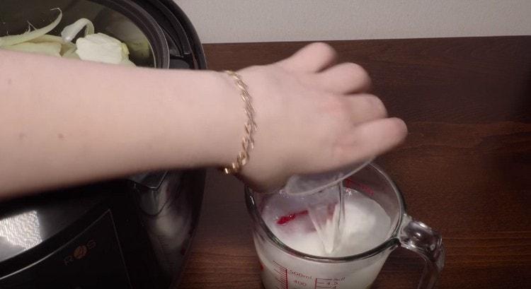 Vi gör sås för att fylla kålrullar.