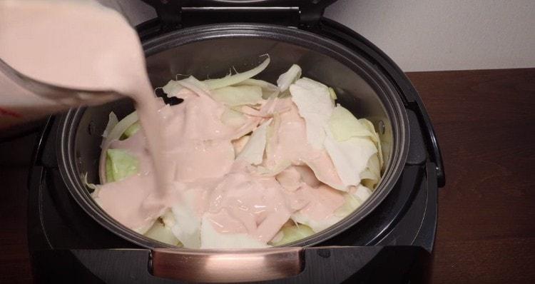 Den resulterande såsen, häll skålen och slå på långsam spis.