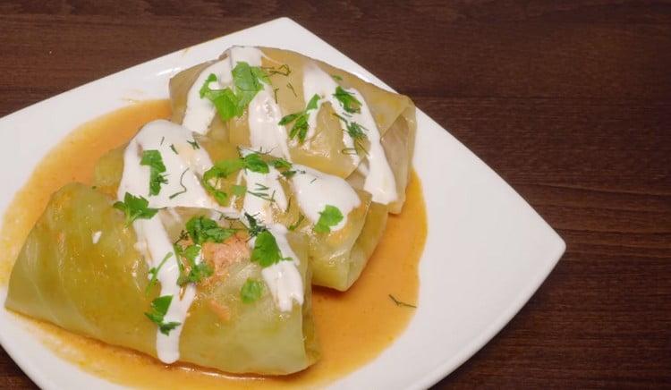 Servera skålen med gräddfil.