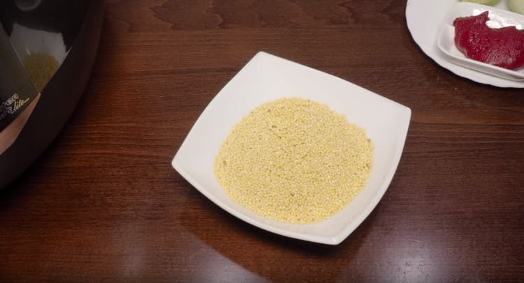 Vi tvättar hirs och häller kokande vatten.