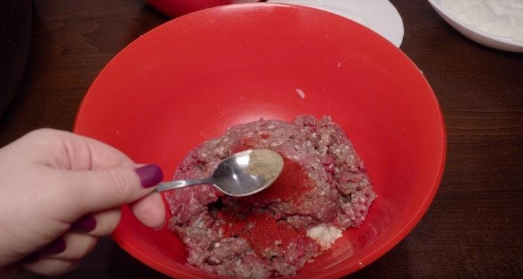 Tillsätt köttfärs, paprika, paprika, salt till löken.