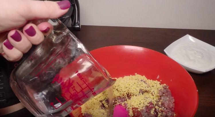 Tillsätt vatten till fyllningen och blanda väl.