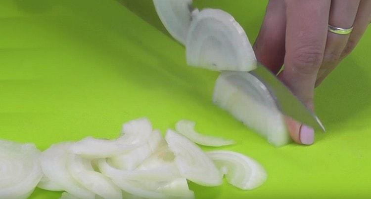 Skær løgen i halve ringe.