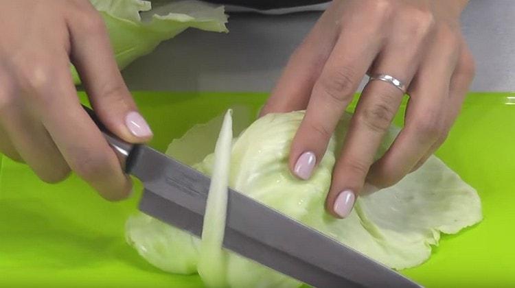 Vi skærer tykke årer fra bladene.