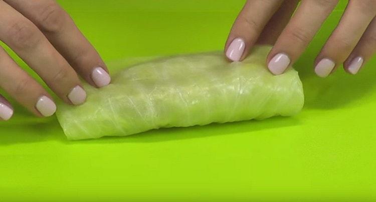 Pakk om en skefuld hakket kød i bløde kålblader.