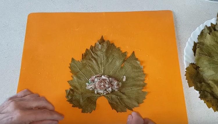 Položte mleté maso na prostěradlo.