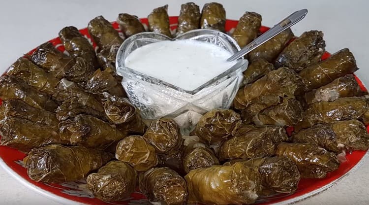 Plněné zelí z hroznového listu bude s takovou omáčkou velmi chutné.