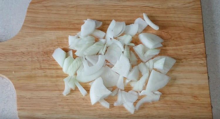 Nakrájejte další cibuli na půl prstenů.