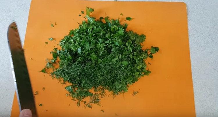 Rozdrťte čerstvé bylinky.