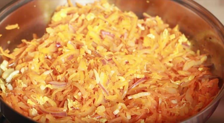 Пасираме зеленчуците на слаб огън.