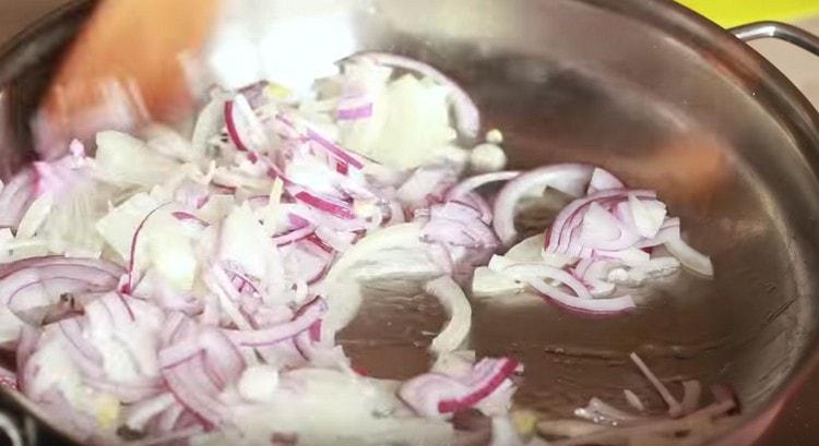 Запържете лука в тиган.