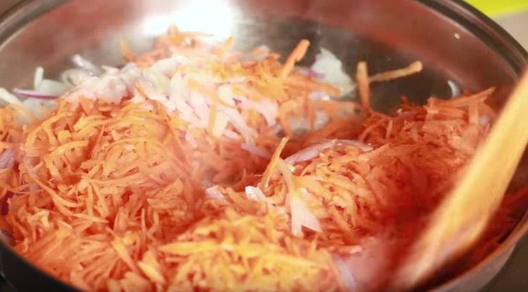 Добавете морковите към лука.