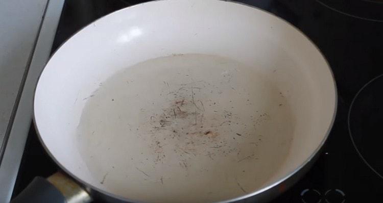 Загрейте тигана с растително масло.