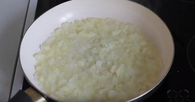 Запържете лука.