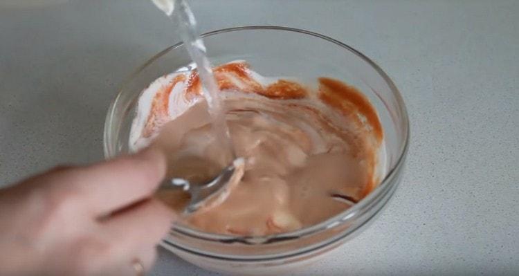 Добавете вода към соса.