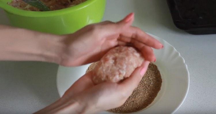 Оформяме котлети от кайма.