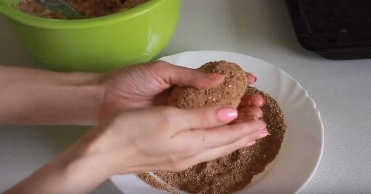 Хлебче мързеливо зеле се разточва в галета.