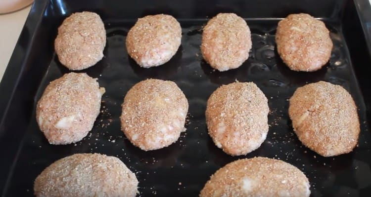 Разстиламе мързеливите зелеви рулца върху лист за печене.