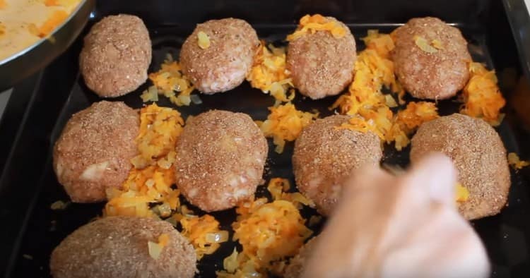 Разпределяме пърженето на лука и морковите върху лист за печене.