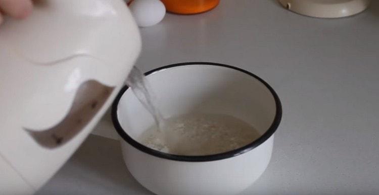 Изсипете ориз и гответе, докато се свари наполовина.