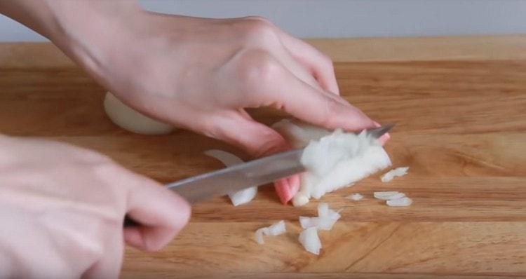Нарежете лука.