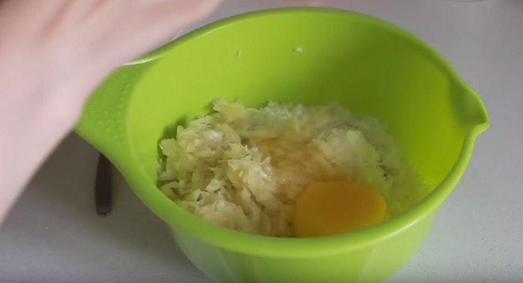 Добавете едно яйце.