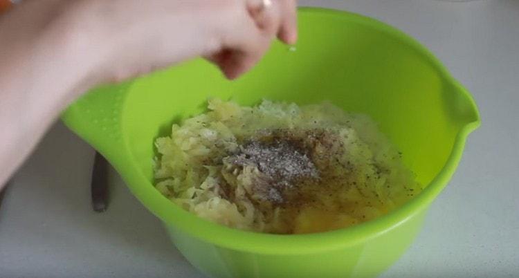 Добавете сол, черен пипер, подправки.