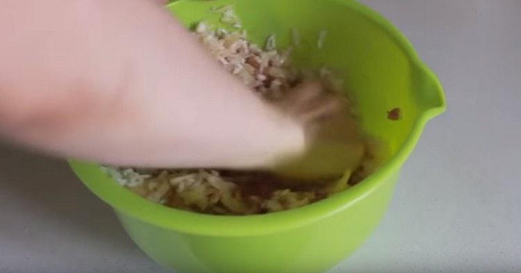 Омесете добре каймата.