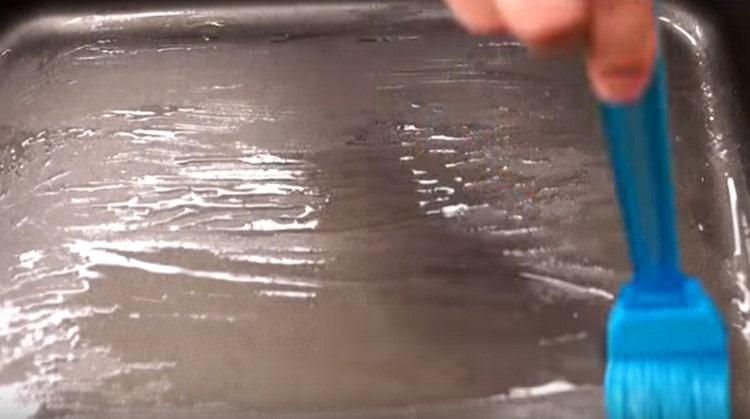 Ungeți o tavă de copt cu ulei vegetal.