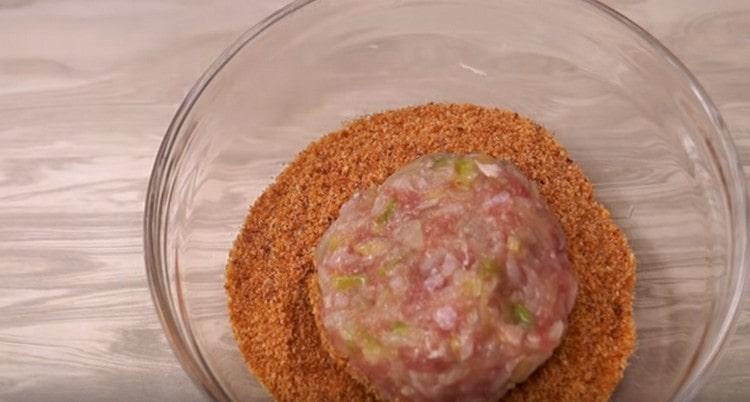 Facem tăieturi din carne tocată și le rulăm în paine.