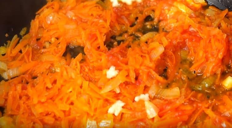 Adăugați usturoi pentru aromă.