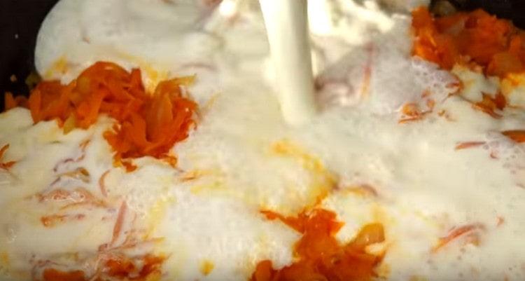 Turnați legumele într-o tigaie cu un amestec de smântână.