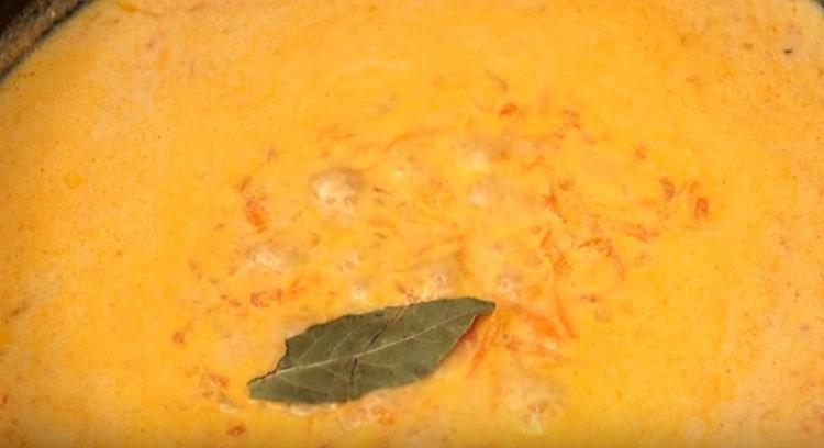 Adăugați sare, piper, adăugați foi de dafin.