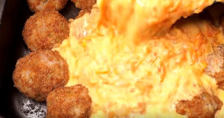 Umpleți sosul rezultat cu rulouri leneșe de varză și întoarceți-le la cuptor.