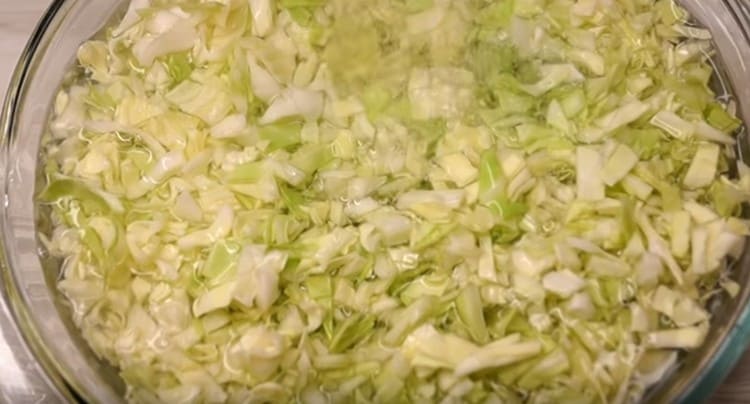 Se toarnă apă clocotită peste varză și se acoperă cu un capac.