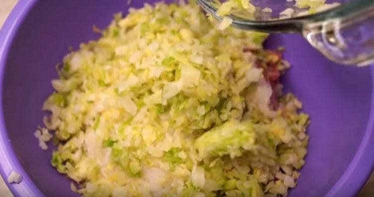 Adăugați varza stoarsă anterior din apă.