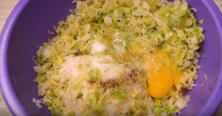 Adăugați sare, piper, ouă.