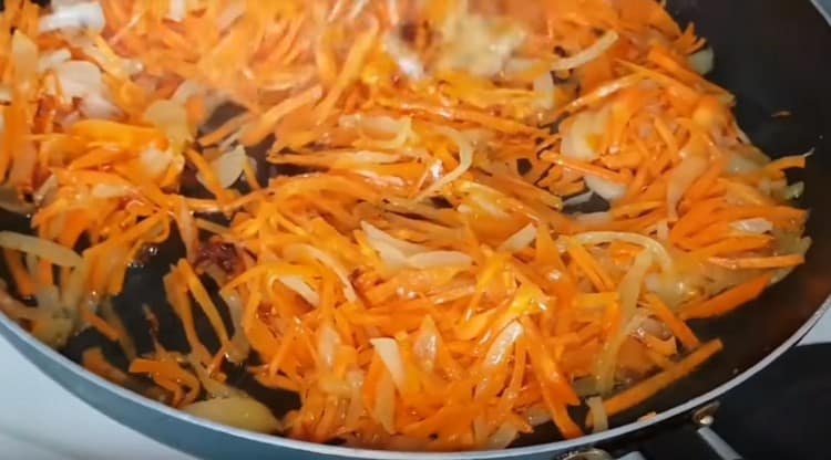 Пасираме зеленчуците заедно.