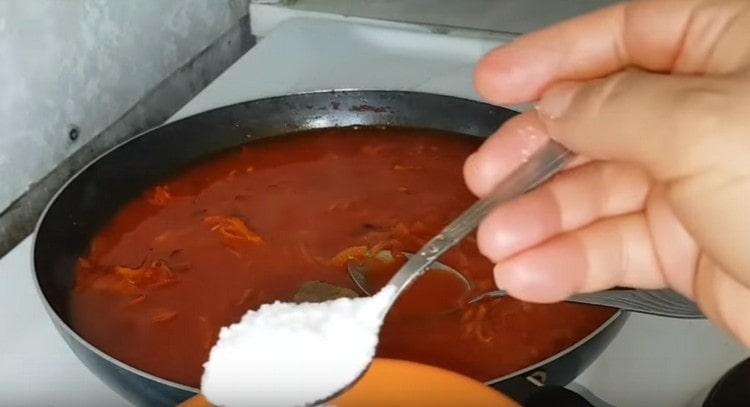 Добавете дафинов лист и сол към печенето.