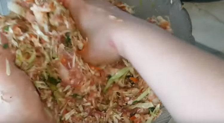 Смесете каймата.