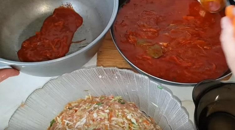 На дъното на казана изсипете малко сос.